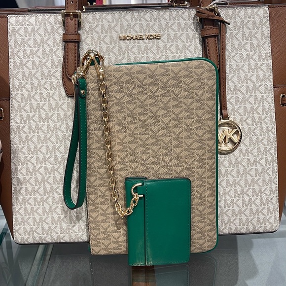 MICHAEL KORS JET SET ITEM LG 2 in 1 CARD CASE & WRISTLET
Palmetto Green
NWT - Picture 12 of 16